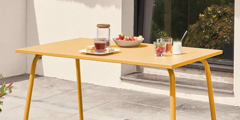 Rechteckiger Gartentisch aus gelbem Metall